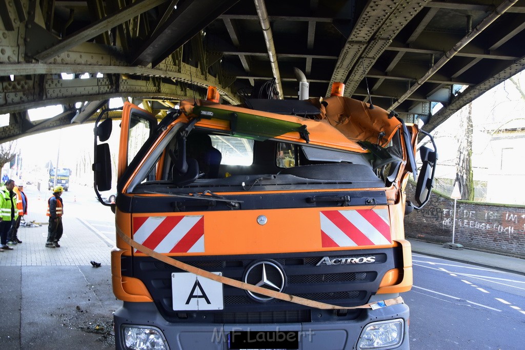 LKW blieb unter Bruecke haengen Koeln Deutz Deutz Muelheimerstr P131.JPG - Miklos Laubert